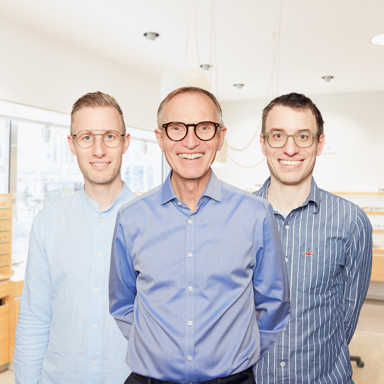 Teamfoto von Hörgeräteakustiker und Augenoptiker