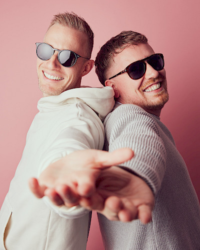 Mann in Jeansjacke trägt stylische Brille in Düsseldorf