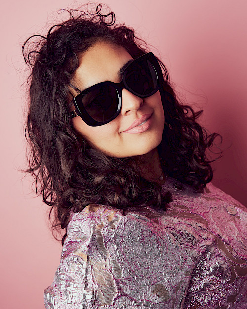 Mann in Jeansjacke trägt stylische Brille in Düsseldorf