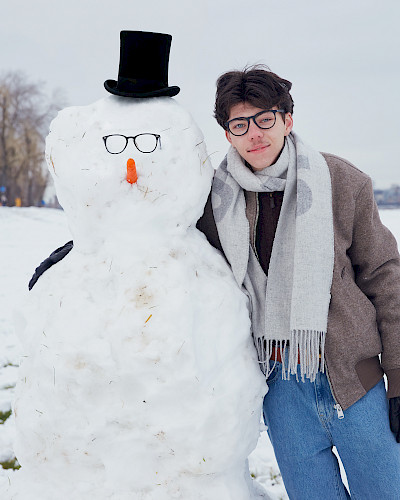 Mann in Jeansjacke trägt stylische Brille in Düsseldorf