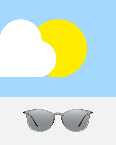 Mann in Jeansjacke trägt stylische Brille in Düsseldorf