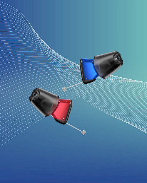 Mann in Jeansjacke trägt stylische Brille in Düsseldorf