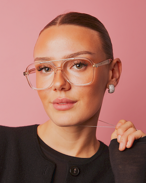 Mann in Jeansjacke trägt stylische Brille in Düsseldorf